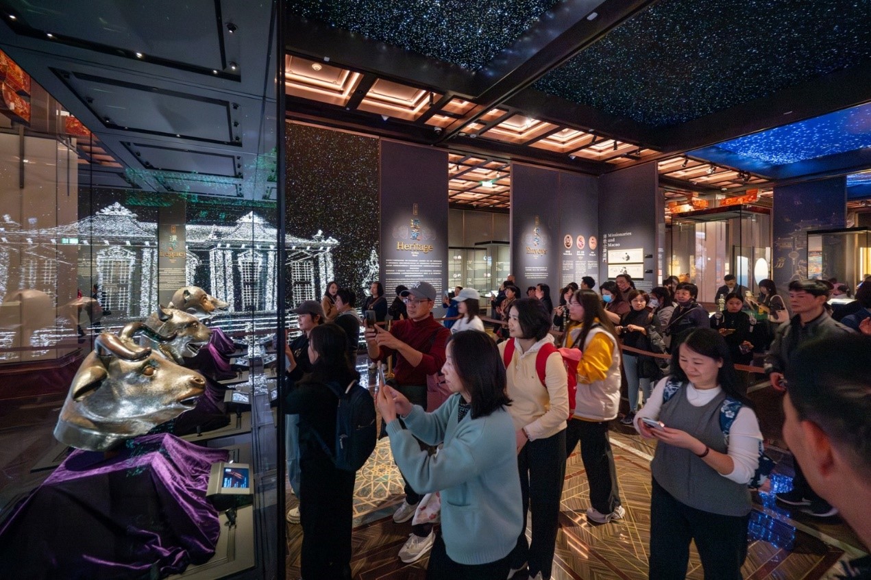 圖為觀眾們近距離欣賞精美展品。澳門保利美高梅博物館供圖