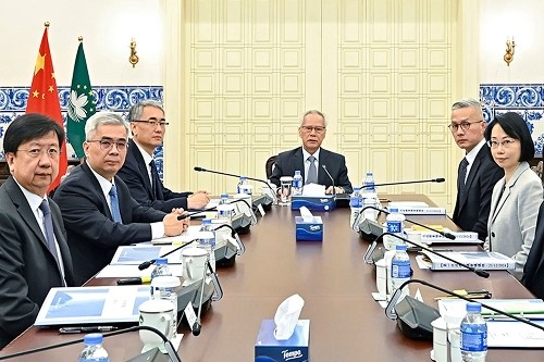 圖為岑浩輝主持政務(wù)會議，作出內(nèi)部批示設(shè)立五個領(lǐng)導(dǎo)及工作組。澳門特區(qū)政府新聞局供圖