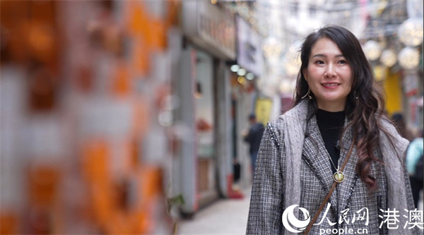 容甄甄行走在澳門關(guān)前街。人民網(wǎng)記者 袁蒙攝