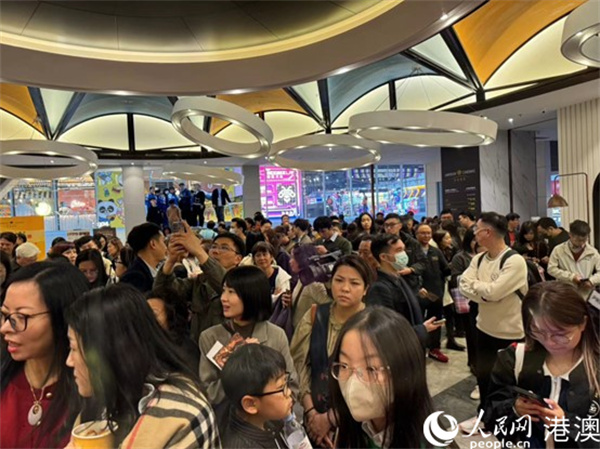 圖為首映開始前許多觀眾在場外等候。人民網(wǎng)記者 富子梅攝