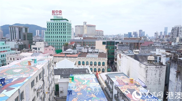 M8天臺(tái)看到的澳門老城風(fēng)光及屋頂巨型涂鴉。人民網(wǎng)記者 袁蒙攝