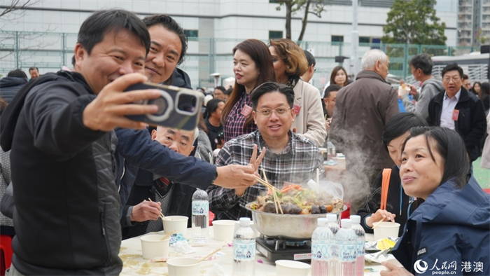 鄰里共享美食，活動(dòng)氣氛融洽。人民網(wǎng) 陳曉琳攝