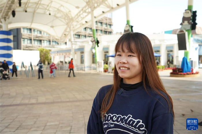 香港大熊貓“粉絲”李娟講述自己與香港大熊貓家族的故事（2025年2月10日攝）。新華社發(fā)（譚佳銘攝）