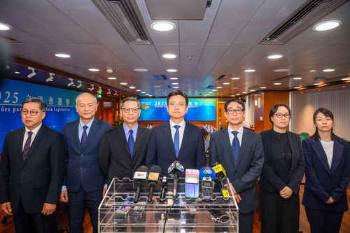 立法會選舉管理委員會主席盛銳敏及廉政公署助理專員黃劍鋒向傳媒介紹會議內(nèi)容。澳門特區(qū)新聞局供圖