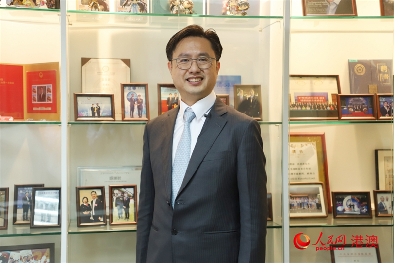 全國人大代表、香港互聯(lián)網專業(yè)協(xié)會會長冼漢迪接受人民網專訪。人民網 嚴小晶攝