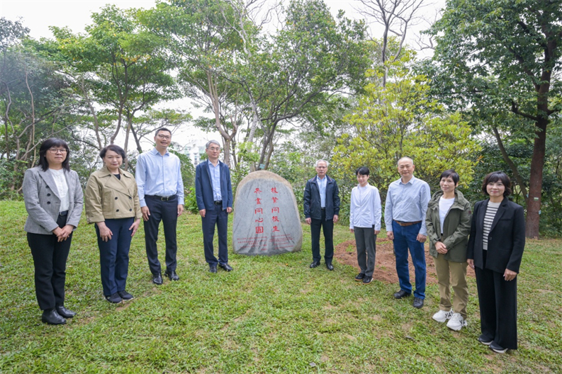 圖為刻有“枝繁同根生 共畫同心圓”的石碑揭幕。（澳門特區(qū)政府新聞局供圖）