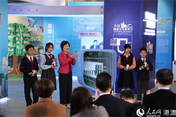 香港舉辦第十個(gè)“全民國家安全教育日”專題展覽開幕式。人民網(wǎng) 嚴(yán)小晶攝