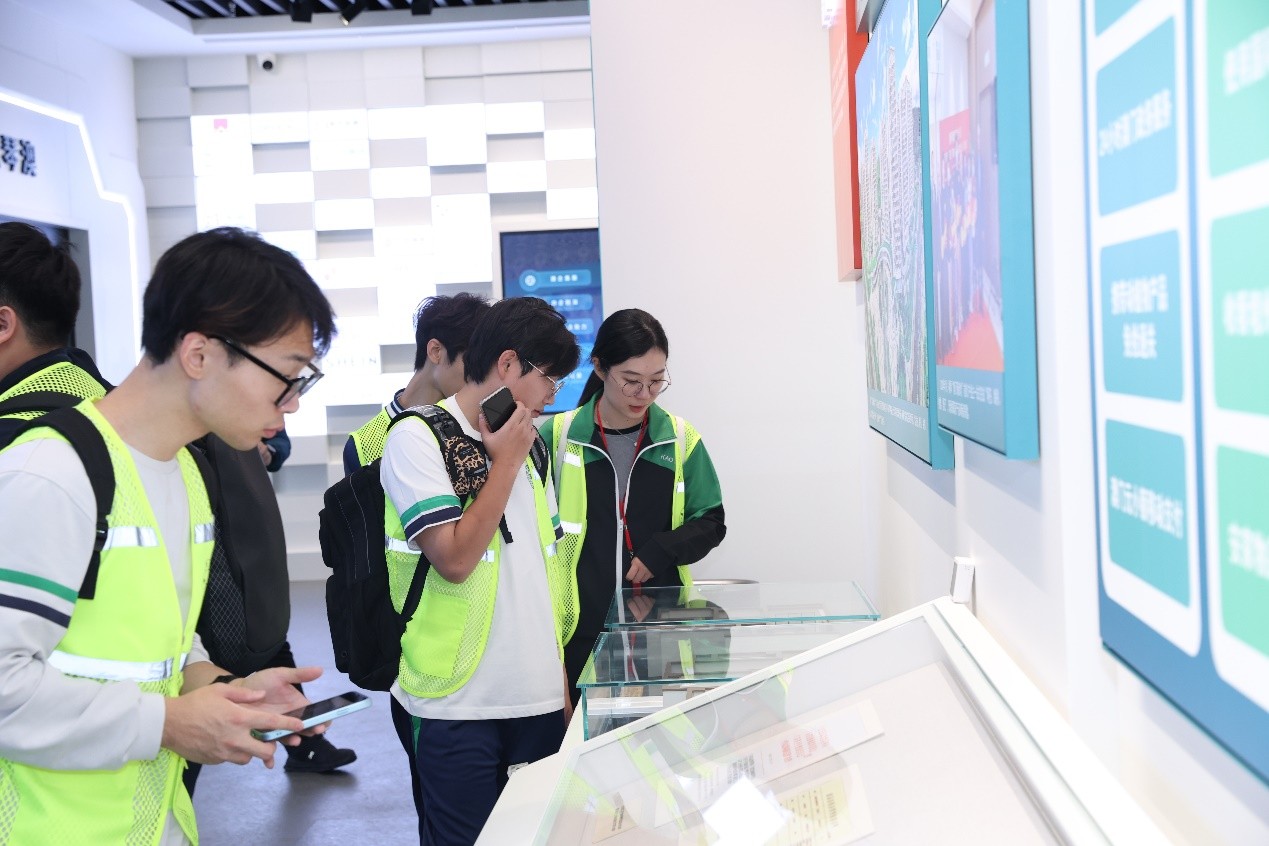 圖為同學們通過圖文展示認真學習了解橫琴發(fā)展狀況。（澳門教業(yè)中學供圖）