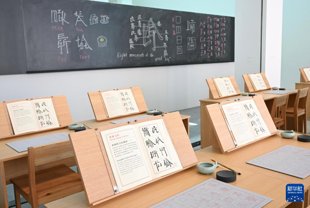 3月25日，“想東想西——英文方塊字書法教室”展覽在香港藝術(shù)館舉辦傳媒預(yù)展。新華社發(fā)