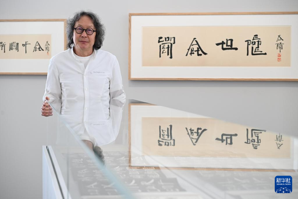 3月25日，“想東想西——英文方塊字書法教室”展覽在香港藝術(shù)館舉辦傳媒預(yù)展。新華社發(fā)