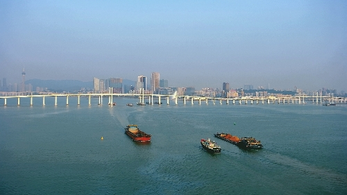 圖為澳門(mén)半島沿岸風(fēng)光及熙來(lái)攘往的澳門(mén)水道。澳門(mén)特區(qū)海事及水務(wù)局供圖