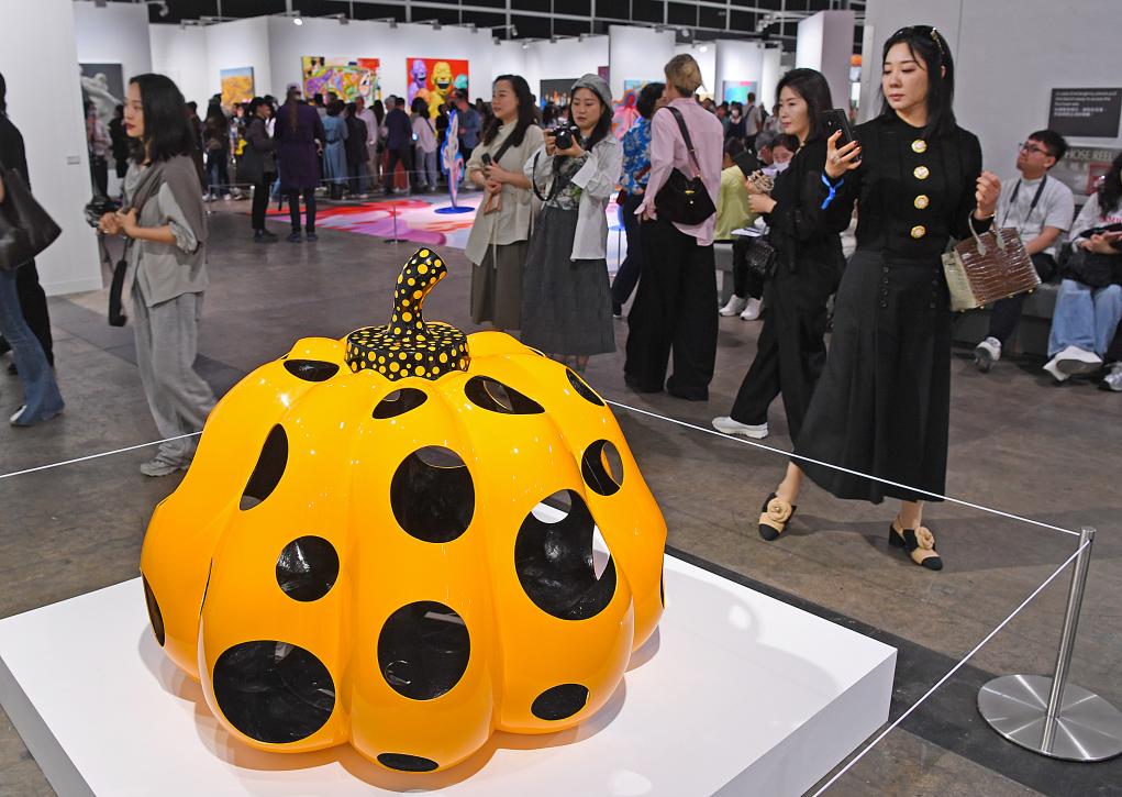 3月28日，觀眾在2025年巴塞爾藝術(shù)展香港展會(huì)參觀。新華社記者 陳鐸 攝