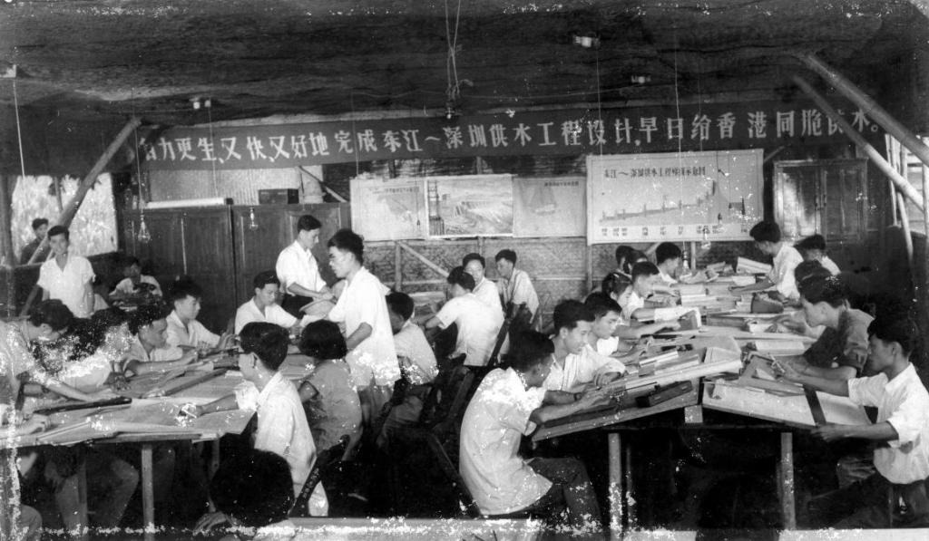 　　東深供水工程技術設計人員工作場景，當時設計團隊的理念是要“又快、又好地完成東深供水工程設計，早日給香港同胞供水”（資料照片）。新華社發(fā)（廣東省水利廳供圖）