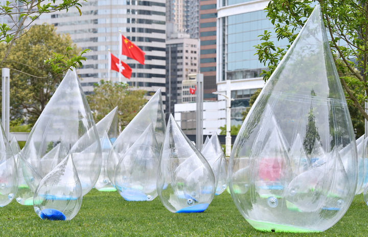 　　2025年4月1日，“舞動水滴展”在香港添馬公園及中西區(qū)海濱長廊（中環(huán)段）舉行。該大型藝術裝置展覽是藝術家馬興文特別為慶祝東江水供港60周年而創(chuàng)作，通過大小不同的水滴裝置表達東江水為香港注入生命力和社會共融的文化氛圍。新華社記者 陳鐸 攝