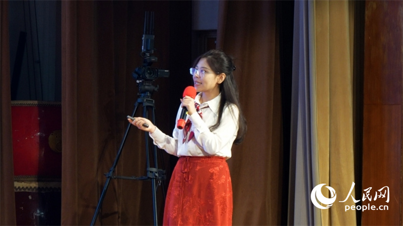 人大附中分校教師高維陽授課。人民網(wǎng) 吳宇揚揚攝