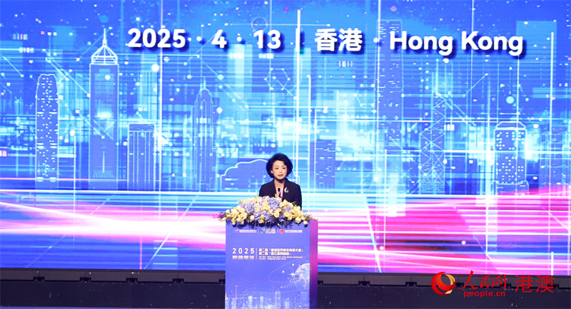 圖2.香港北京高校校友聯(lián)盟會(huì)長李然致歡迎辭。人民網(wǎng) 嚴(yán)小晶 攝