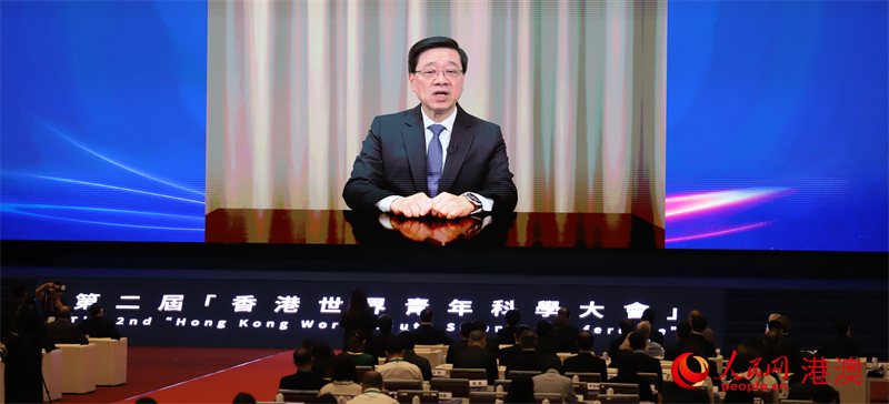 圖3.香港特區(qū)行政長官李家超通過視頻致辭。人民網(wǎng) 嚴(yán)小晶 攝
