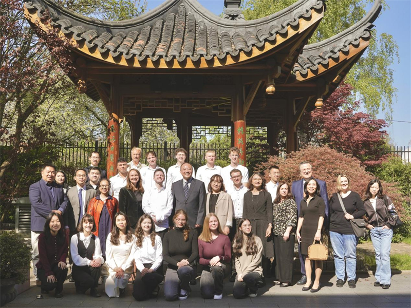 圖為參訪師生在印度尼西亞。（外交部駐澳門公署供圖）