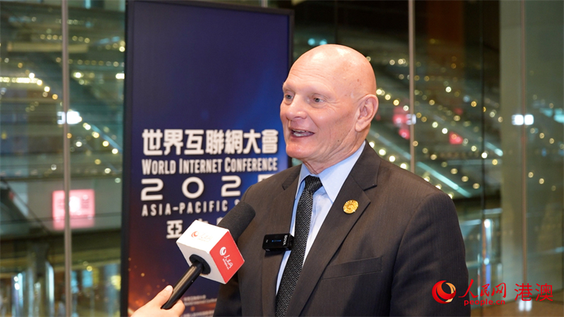 圖.全球移動(dòng)通信系統(tǒng)協(xié)會(huì)首席執(zhí)行官洪曜莊接受人民網(wǎng)專訪。人民網(wǎng) 吳宇揚(yáng)揚(yáng) 攝