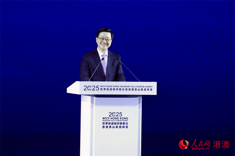 圖2.香港特區(qū)行政長(zhǎng)官李家超致辭。人民網(wǎng) 嚴(yán)小晶 攝