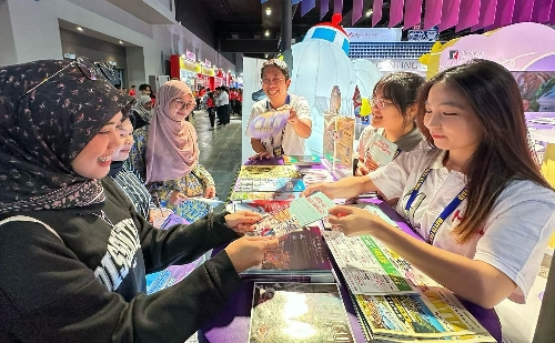 圖為“感受澳門”主題展位及宣傳品。澳門特區(qū)政府旅游局供圖