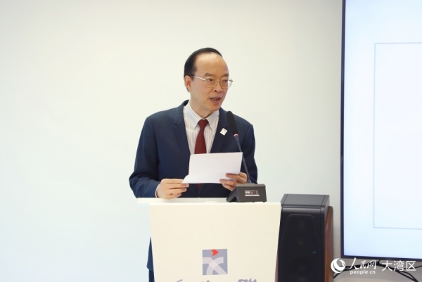 全國(guó)人大代表、香港文聯(lián)會(huì)長(zhǎng)馬逢國(guó)介紹相關(guān)文藝項(xiàng)目。人民網(wǎng) 吳宇揚(yáng)揚(yáng) 攝