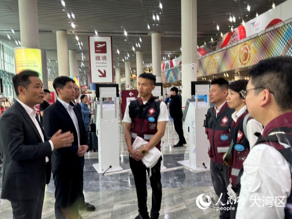 圖為澳門特區(qū)政府衛(wèi)生局局長羅奕龍（左）為醫(yī)療隊送行。人民網(wǎng)記者 富子梅攝