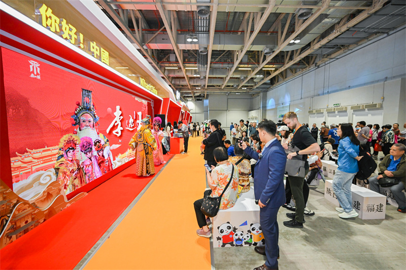 中國內(nèi)地集中展區(qū)現(xiàn)場呈現(xiàn)精彩表演。亞洲旅游中心供圖
