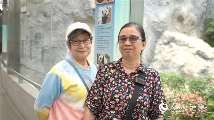 澳門居民鐘女士和朋友在大熊貓館參觀。人民網 吳宇揚揚攝