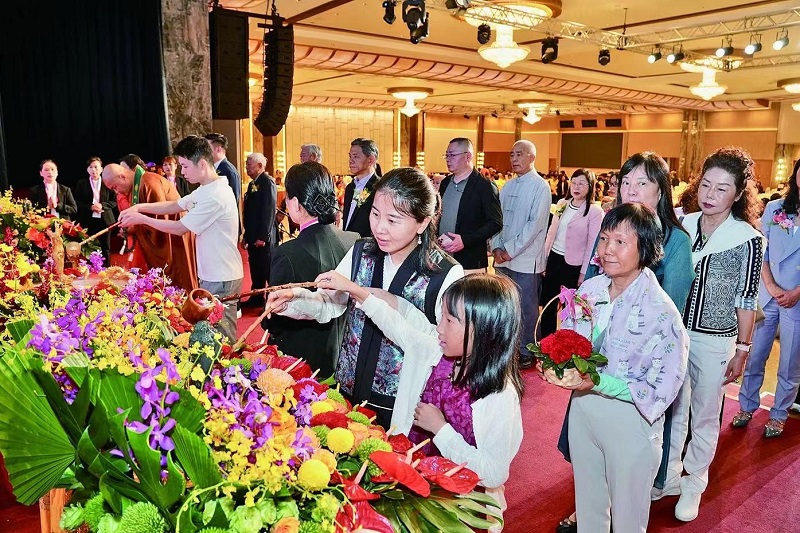 澳門民眾參與浴佛祈福儀式。澳門佛教總會供圖