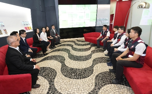 圖為社會文化司司長柯嵐等致敬并勉勵醫(yī)療隊員。（澳門特區(qū)政府新聞局供圖）