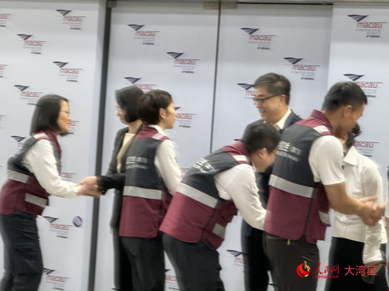 圖為柯嵐、萬速成、馬乃芳等在機(jī)場迎接醫(yī)療隊員歸來。（本報記者富子梅攝）