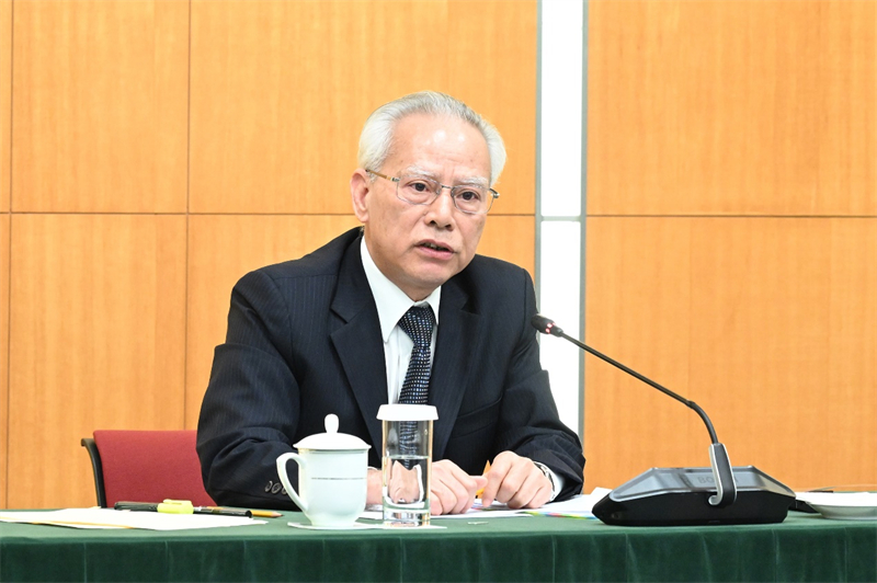 圖為岑浩輝會見傳媒并回答記者提問。（澳門特區(qū)政府新聞局供圖）