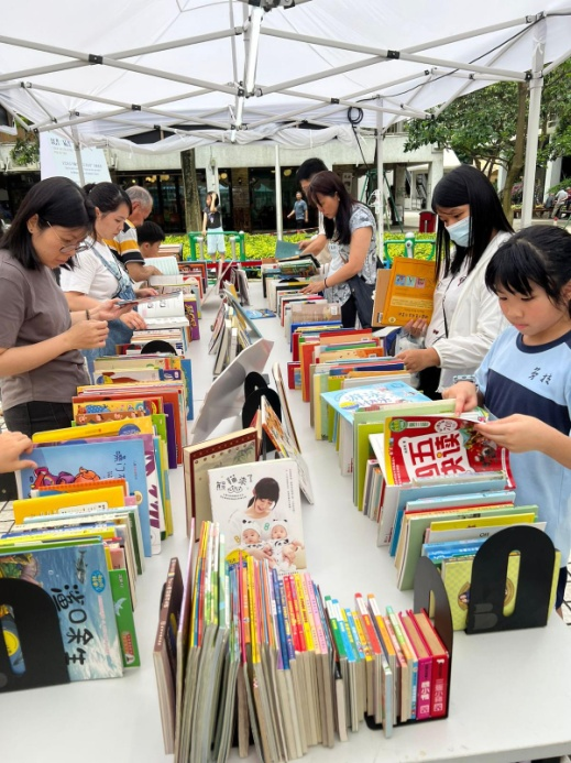 圖為“閱讀多點(diǎn)”的“以書(shū)易書(shū)”活動(dòng)現(xiàn)場(chǎng)。澳門特區(qū)政府文化局供圖