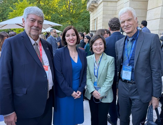 蔡若蓮出席倫敦出席2025世界教育論壇，并與英國教育大臣布麗奇特·菲利普森等教育界代表會面。香港特區(qū)政府教育局供圖
