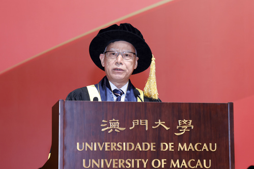 圖為岑浩輝在澳門大學2025年畢業(yè)典禮上致辭。澳門特區(qū)政府新聞局供圖