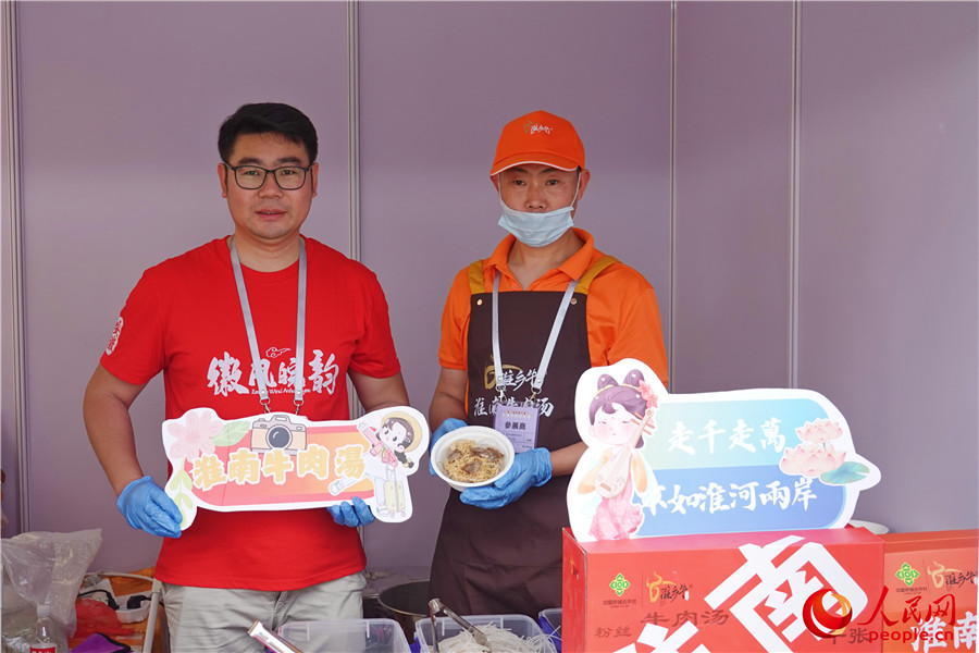 地方特色美食亮相“中華美食街”。人民網(wǎng) 吳宇揚(yáng)揚(yáng) 攝