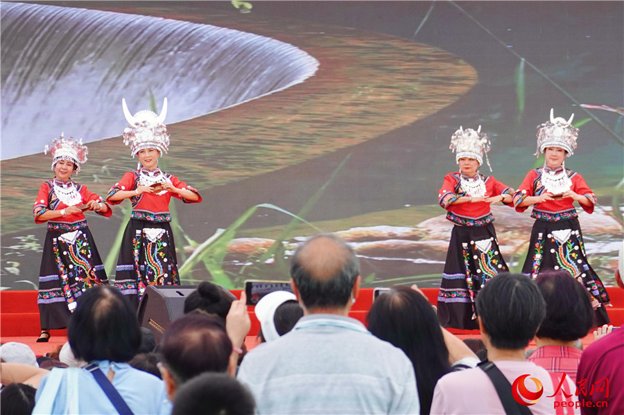 具地方特色的文藝展演吸引市民駐足欣賞。 人民網(wǎng) 吳宇揚(yáng)揚(yáng) 攝