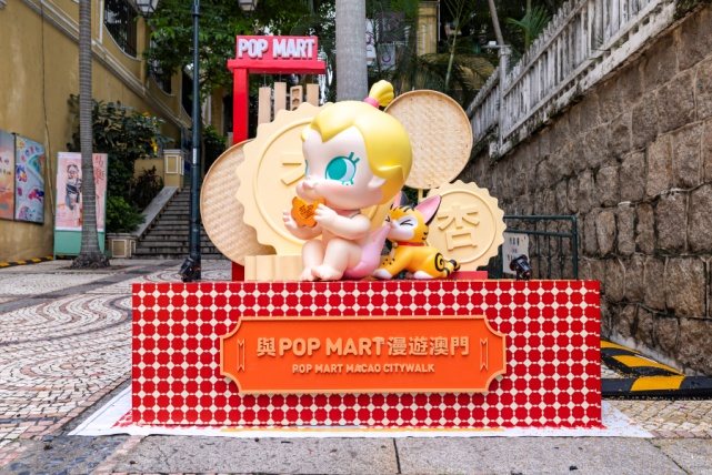 圖為Baby Molly在瘋堂斜巷帶大家選購澳門特色手信。澳門特區(qū)政府旅游局供圖
