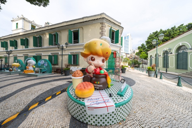 圖為DIMOO在崗頂前地邀請大家享用澳門美食。澳門特區(qū)政府旅游局供圖
