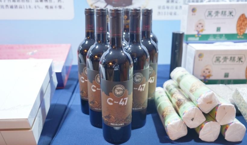 圖2.甘孜州有機特色產(chǎn)品現(xiàn)場展示。實習生 楊潔蕾 攝