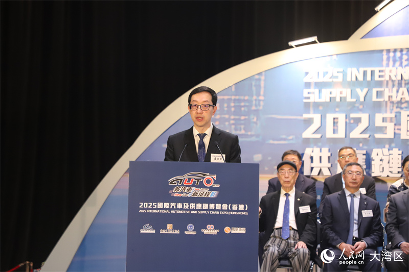 香港國際車博會(huì)組委會(huì)首席主席、香港中華廠商聯(lián)合會(huì)會(huì)長盧金榮致辭。人民網(wǎng) 嚴(yán)小晶攝
