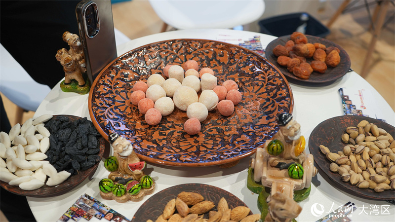 首次參展的烏茲別克斯坦推廣特色食品。人民網(wǎng) 吳宇揚(yáng)揚(yáng)攝