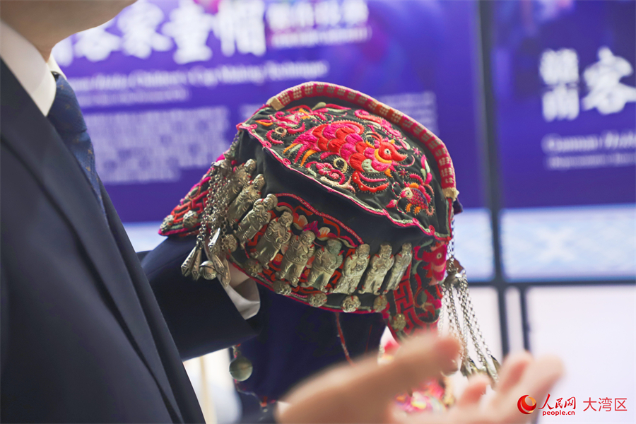 工作人員介紹定南客家童帽制作技藝。人民網(wǎng) 吳宇揚(yáng)揚(yáng)攝