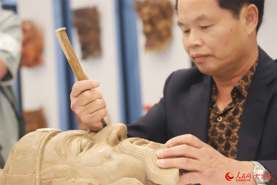 萍鄉(xiāng)湘東儺面具國家級(jí)非遺代表性傳承人彭國龍現(xiàn)場制作中。人民網(wǎng) 吳宇揚(yáng)揚(yáng)攝