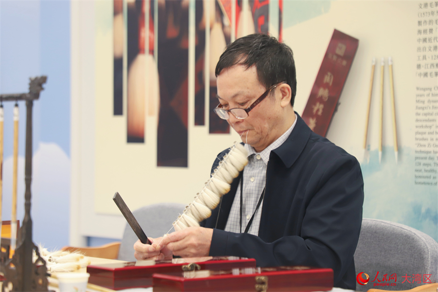 文港毛筆制作技藝國(guó)家級(jí)非遺代表性傳承人周鵬程正在示范。人民網(wǎng) 吳宇揚(yáng)揚(yáng)攝