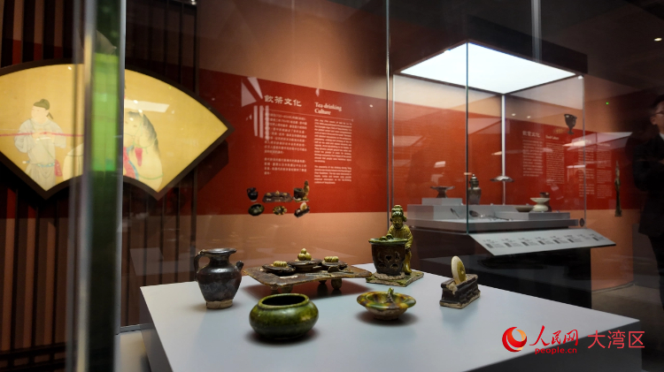 重現(xiàn)“茶圣”陸羽形象的三彩茶具及坐俑模型。人民網(wǎng)實(shí)習(xí)生 虞樂(lè)嘉攝