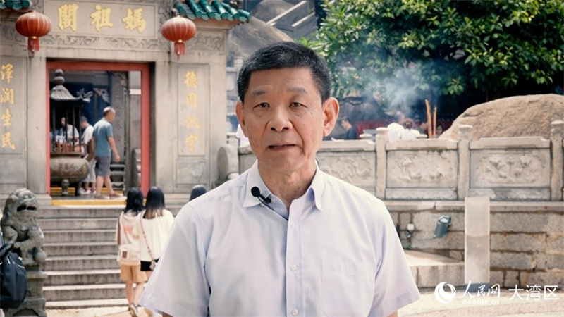 澳門口述歷史協(xié)會(huì)導(dǎo)賞員李宇逵介紹澳門歷史城區(qū)。人民網(wǎng) 吳宇揚(yáng)揚(yáng)攝