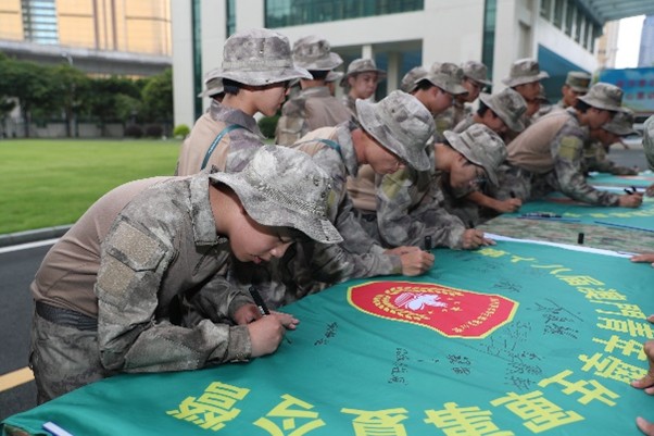 參訓(xùn)學(xué)生紛紛在營旗上留下感言。陳帥攝