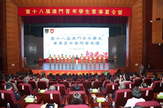 學(xué)生代表在閉營典禮上獲頒結(jié)業(yè)證書。陳帥攝